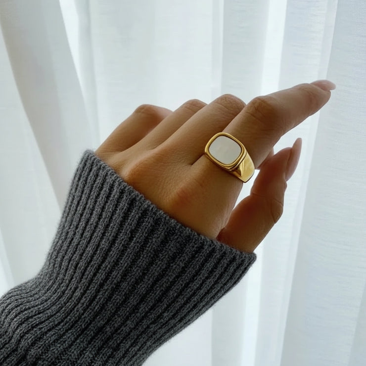 Lizzie - Square Shell Ring