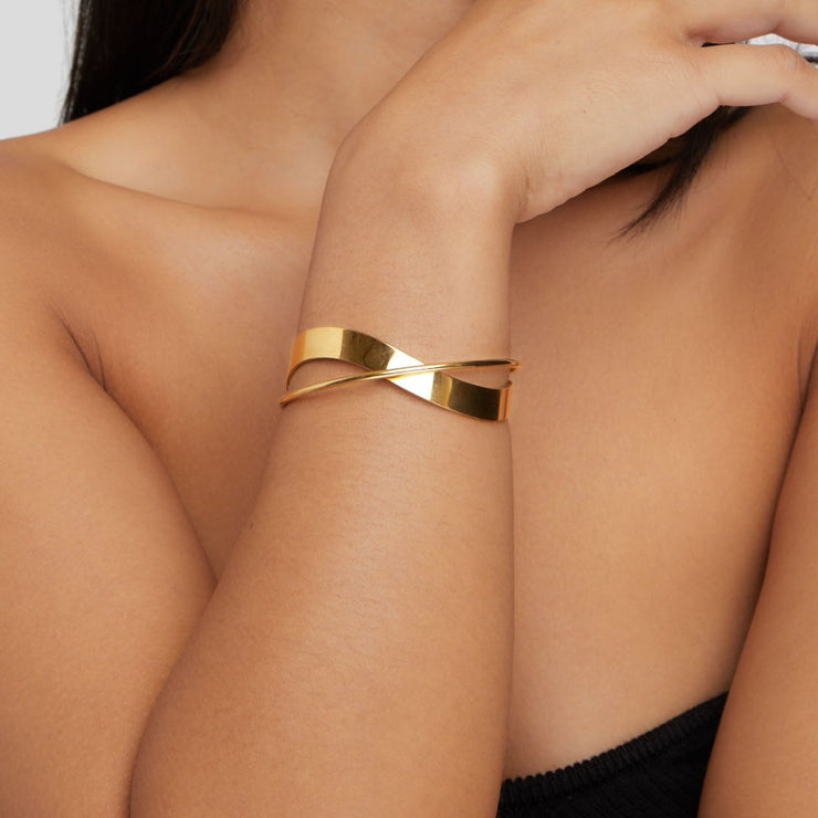 Sloan - Gold Curve Bangle