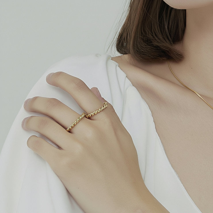 Kelly - Classic Twisted Ring